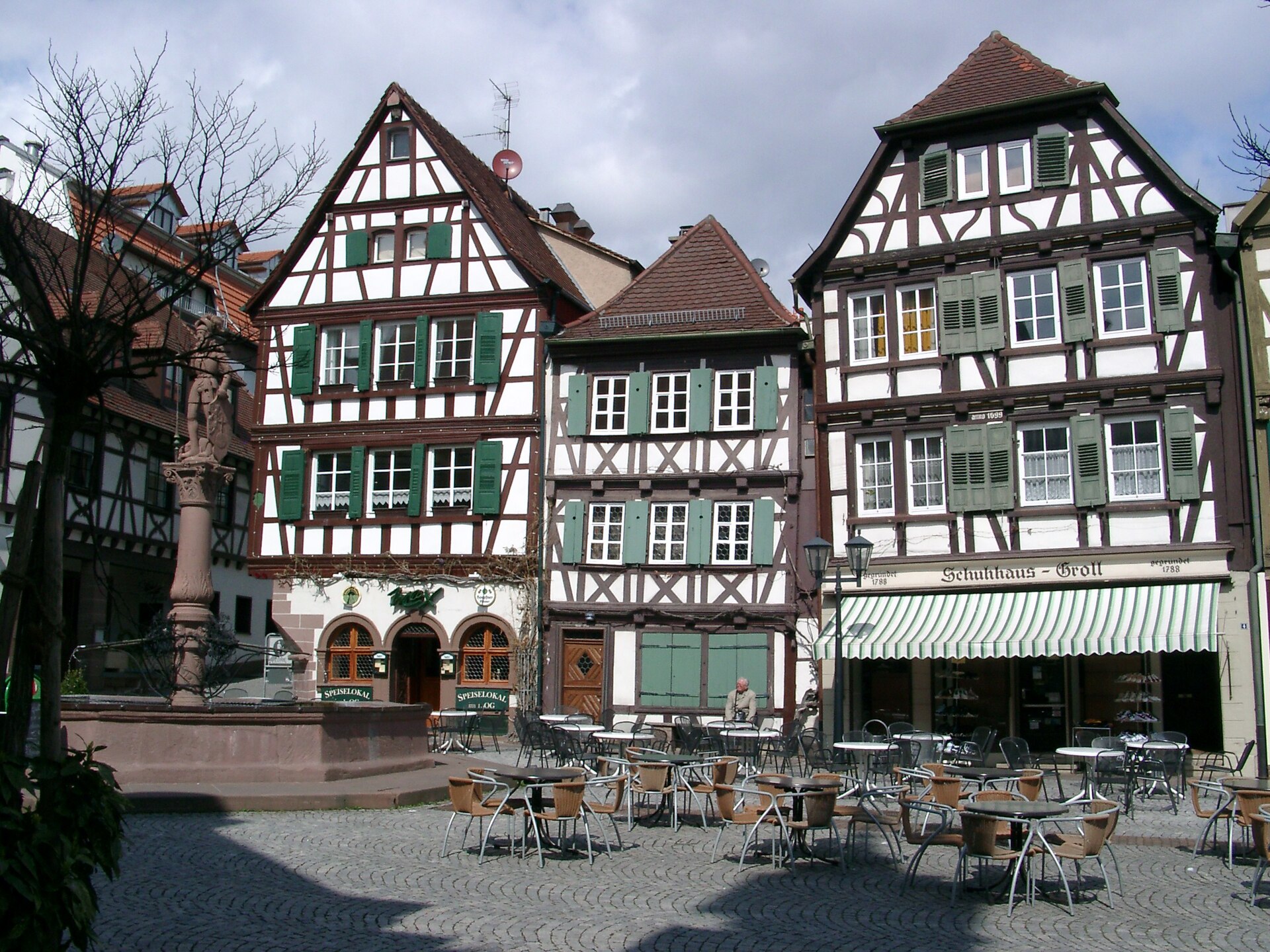 Marktplatz Bretten mit Marktbrunnen und Fachwerkhäusern